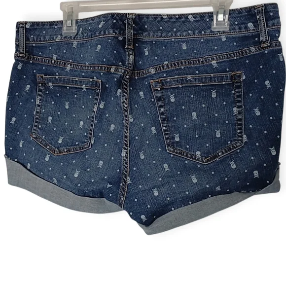 TORRID WOMEN'S SKULL POLKA DOTS  DISTRESSED BLUE DENIM JEANS SHORT. SIZE 16 - Picture 2 of 16